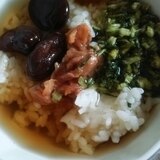 野沢菜と梅干しと醤油豆の麦茶漬け